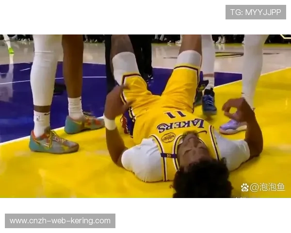 八村塁顺下接球暴扣，湖人 bench 站满